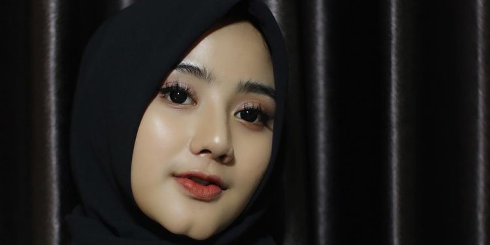Biasa Tampil Seksi, Ini 3 Gaya Hijab Ghea Youbi yang Bikin Adem