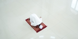 Sholat Idul Fitri Sendiri di Rumah, Bagaimana Hukumnya?