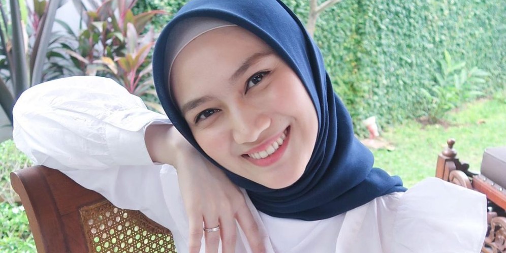 Melody Eks JKT48 Sulap Dress & Blouse Jadi Outfit Muslimah Friendly