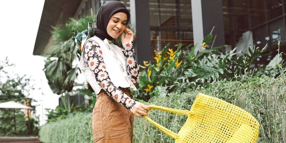 3 Outfit Flowery ala Influencer Hijab Indonesia