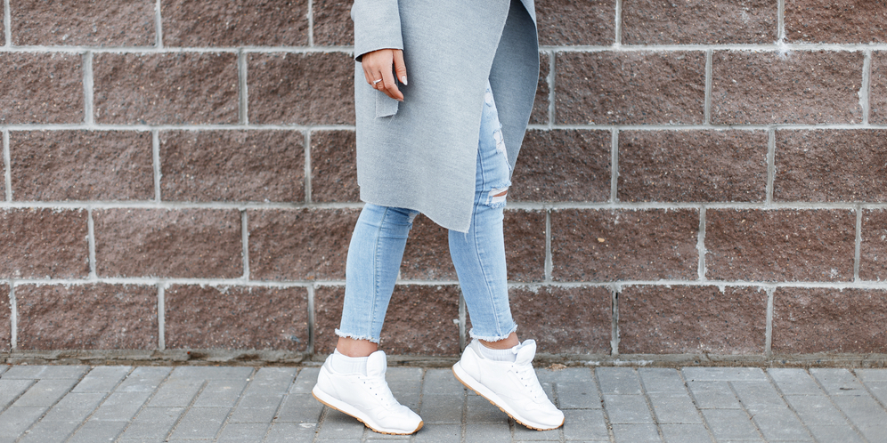 Tampil Stylish dengan Mix and Match Sneakers Putih