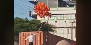 Viral Aksi Heroik Pria Bersarung Selamatkan Dagangan Tukang Balon saat Sholat Id