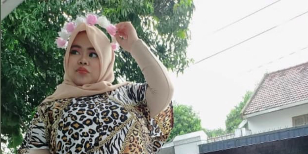 Asyik Joget Bareng Kucing, Bentuk Tubuh Kekeyi Bikin Salfok