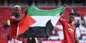 Masya Allah, Paul Pogba Bentangkan Bendera Palestina di Markas MU