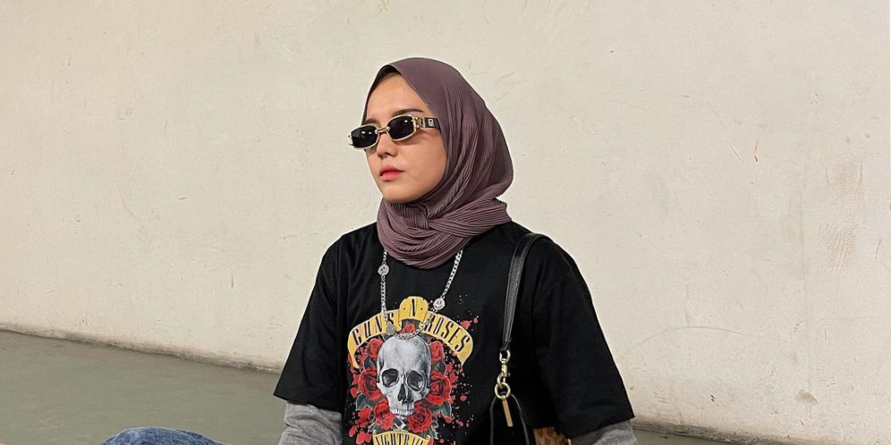 OOTD Hijab Kece Pakai Kaus Oversized 90-an ala Via Zulviani