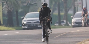 Gaya Ummi Pipik Saat Bersepeda Dengan Busana Syar'i dan Cadar