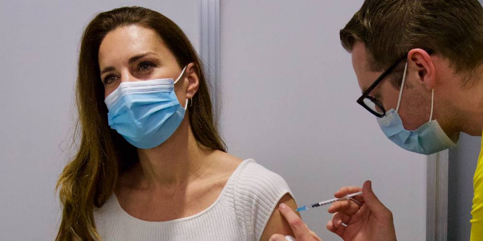 Kate Middleton Vaksin Covid-19 Dosis Pertama, Fotonya Menuai Protes