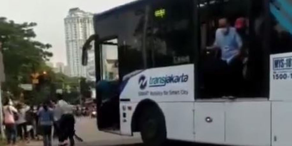 Bus TransJakarta Mogok di Tengah Rel KRL, Penumpang Panik Berhamburan