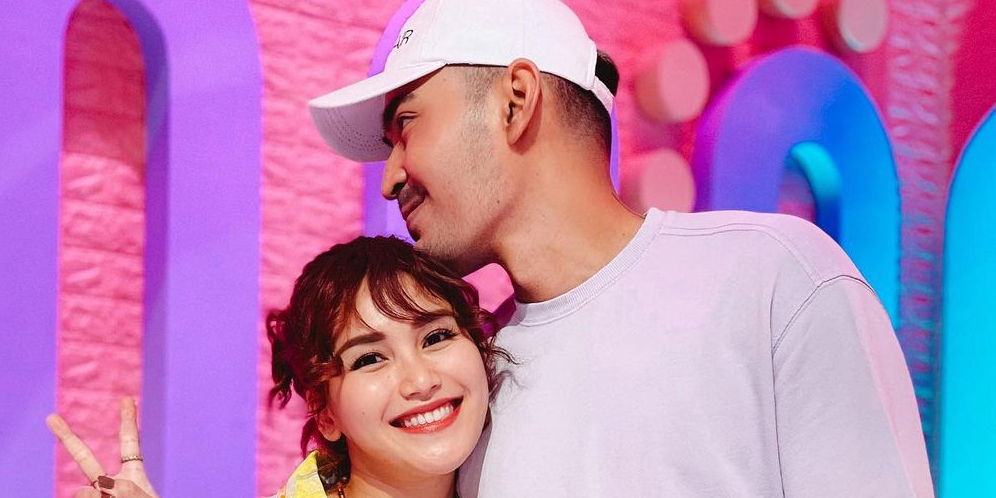 Foto Makin Mesra Robby Purba dan Ayu Ting Ting: Elus Kepala Sampai Digendong