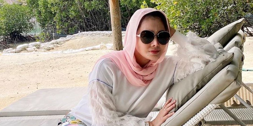 Adu Gaya Pedangdut Cantik yang Kini Mantap Berhijab