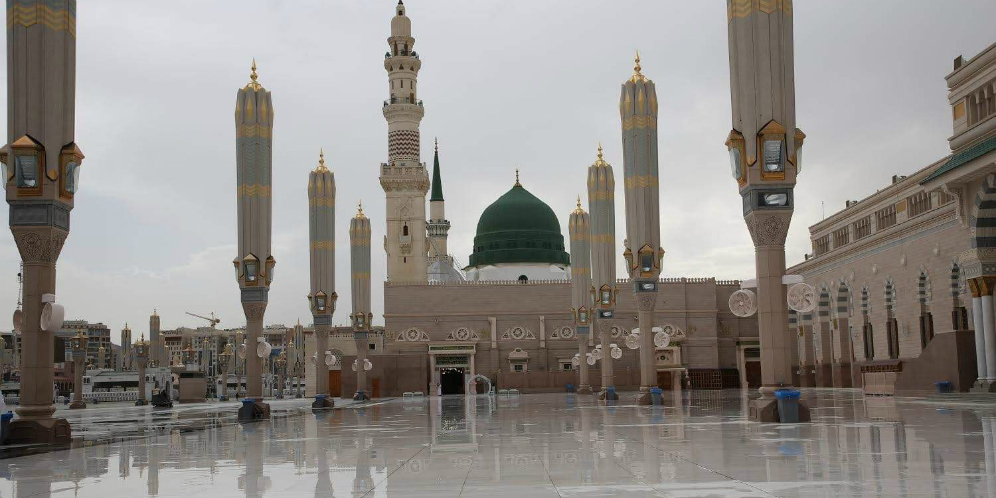 Sholat Subuh Terlambat 45 Menit, Dua Pengurus Masjid Nabawi Dipecat