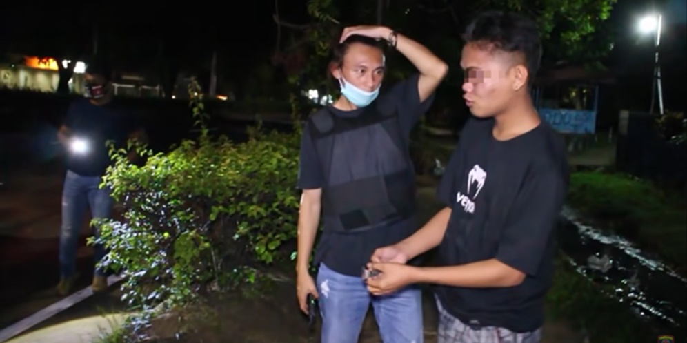 Polisi Interogasi Dua Pria di Pinggir Jalan, Terungkap Fakta Tak Terduga