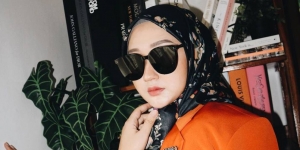 Padukan Hijab Motif dan Blazer Oranye, Dian Pelangi Tampil Bold