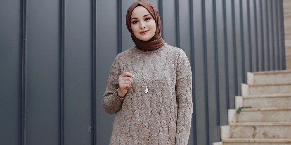 4 Ide Hijab Outfit Nuansa 'Earth Tone'