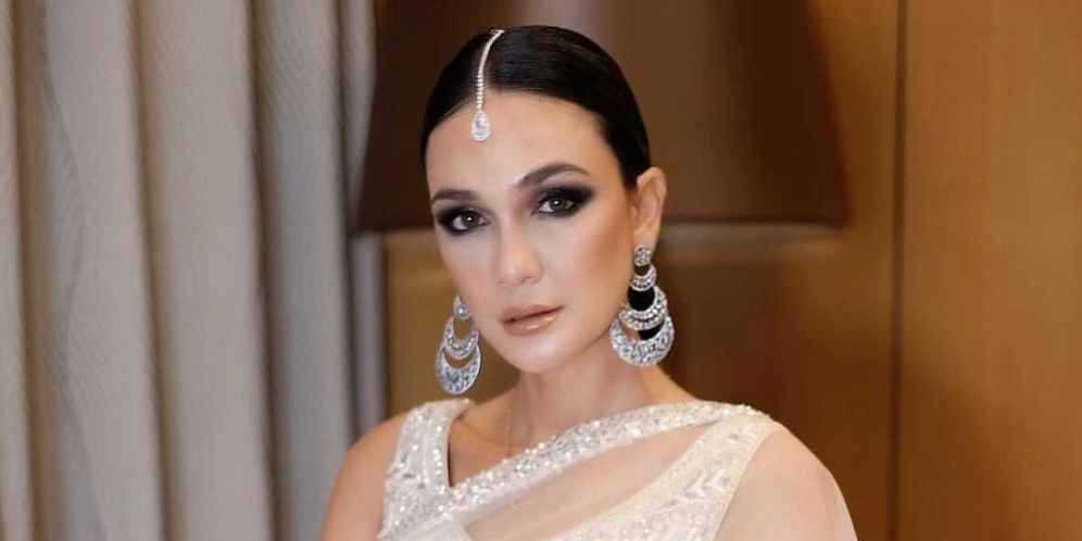 Gaya Luna Maya Pakai Dress Motif Unik, Harganya Anti Kaleng-kaleng