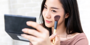 6 Tren Makeup Musim Panas untuk Tampilan Wajah Segar