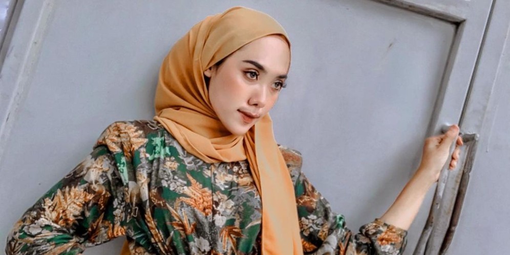 Tutorial Hijab Segi Empat Sulap Pipi Jadi Tirus