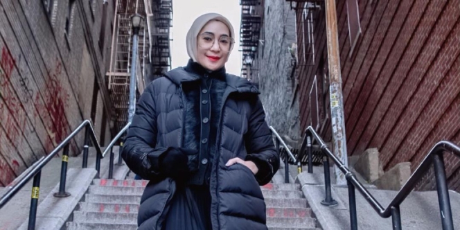 Mewah dan Berkelas, Sontek Inspirasi Gaya Hijab ala Erin Taulany