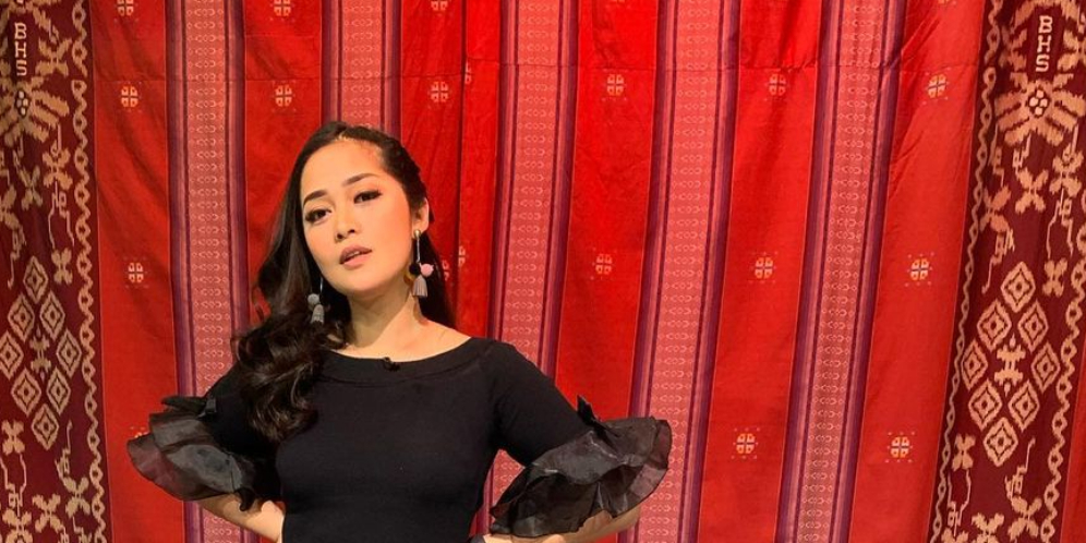 Foto Gracia Indri Bikin Salfok, Mirip Topi Viral Rp12 Juta Nia Ramadhani?