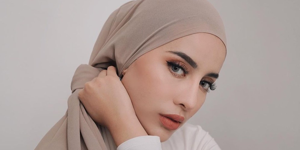 3 Tutorial Hijab 'Malaysian Look' Selebgram Aghnia Punjabi