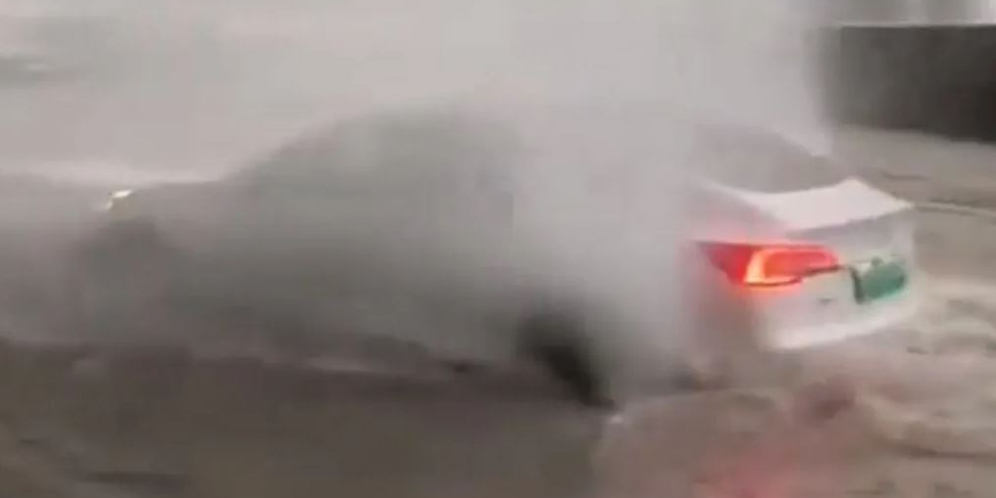 Viral Video Tesla Rp1,5 Miliar Terobos Banjir, Endingnya Mengejutkan