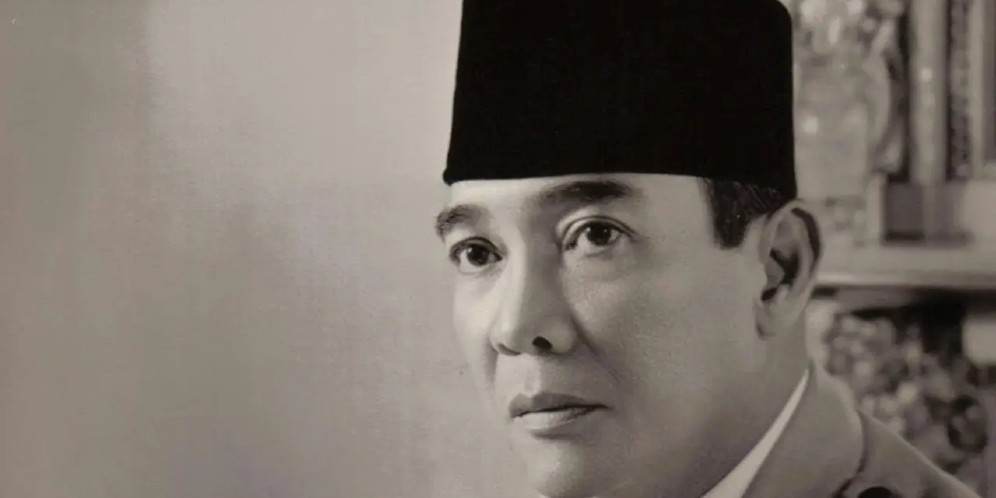 Foto Lawas Soekarno Tahun 1966, Netizen Salfok dengan Sosok di Belakangnya