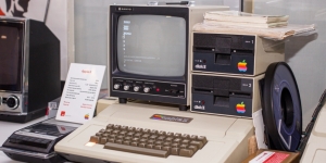 Buku Manual Komputer Apple II Laku Rp11 Miliar