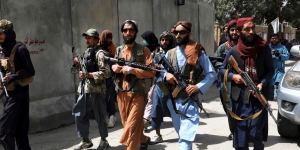 Potret Viral Pemuda Berpose Ala Taliban, Gaya Hypebeast Pakai Outfit Branded