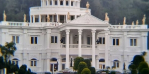 Viral Gedung Megah bak Istana di Tengah Sawah Tawangmangu, Milik Siapa?