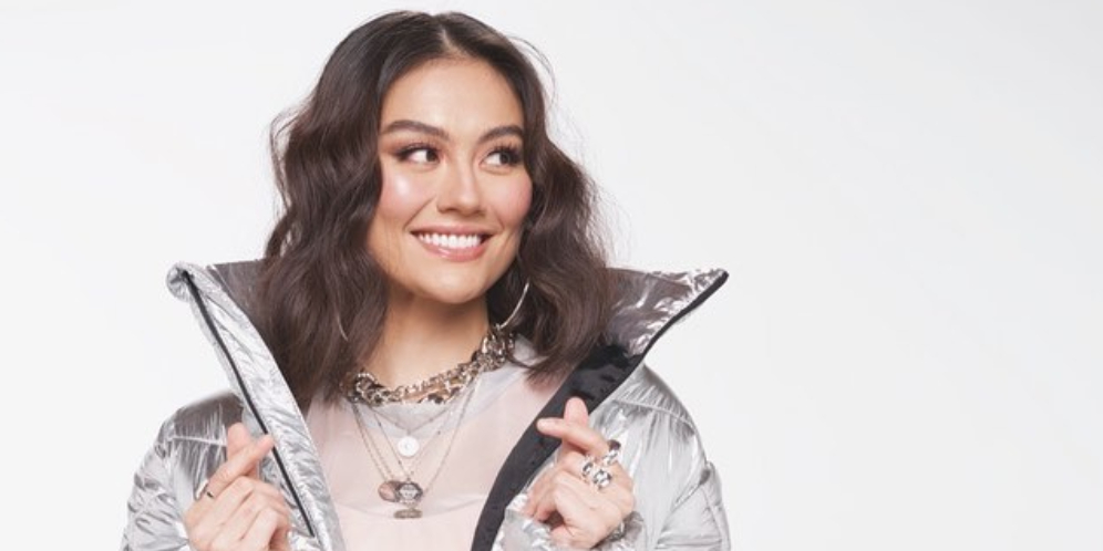 Tampil Kasual, Agnez Mo Pakai Kaus Oranye Rp9 Juta