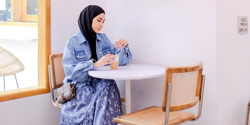 5 Ide Outfit Hijab Nuansa Biru, Bikin Hati Adem