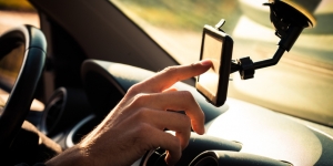 Cara Memasang GPS di Dalam Mobil yang Benar dan Aman