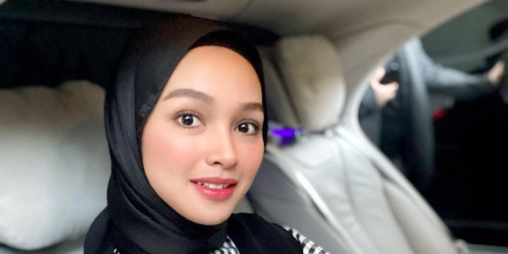Inspirasi OOTD Hijab ala Tya Arifin Preman Pensiun, Menantu Siti Nurhaliza!