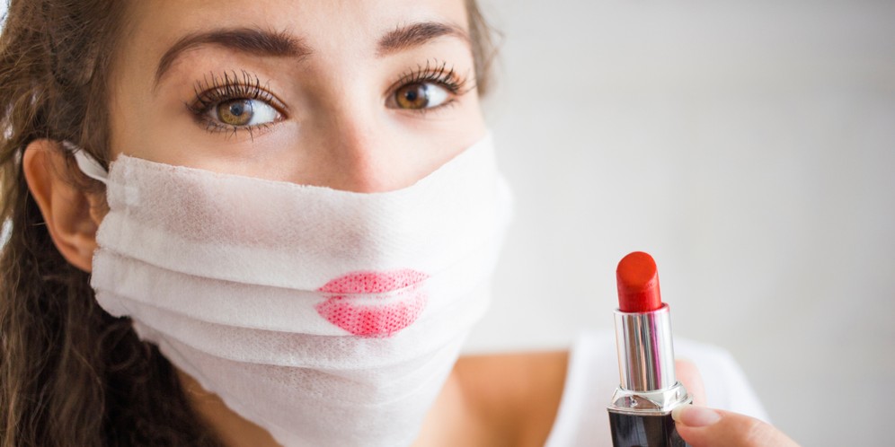 4 Langkah Hindari Lipstik Menempel di Masker