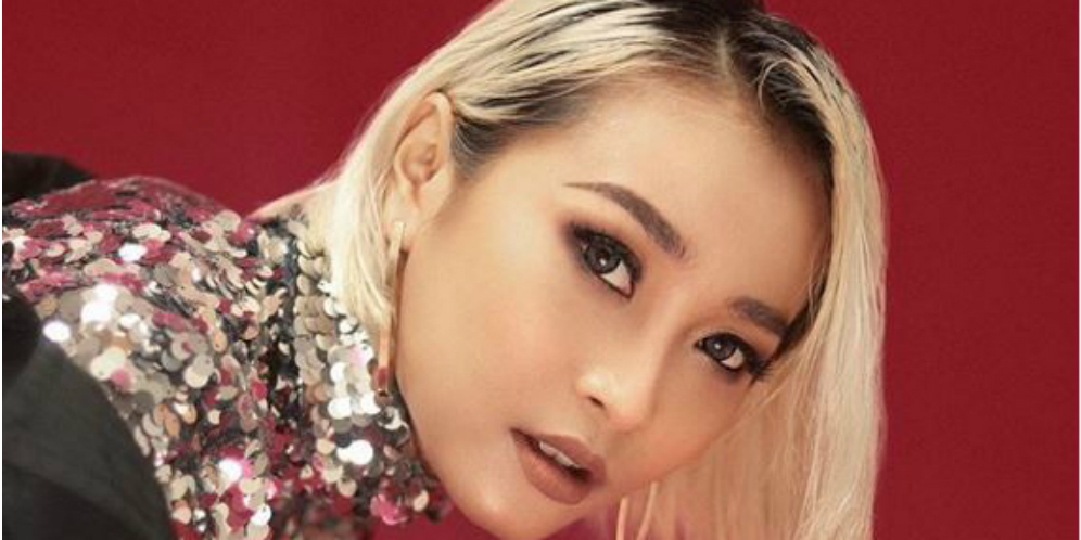 NGOBRAS: Cerita Perjalanan Hidup Rinni Idol di Album 'Skins'