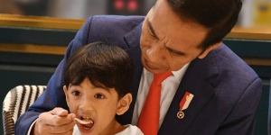 Akhirnya Bertemu, Momen Manis Presiden Jokowi Lepas Rindu dengan Jan Ethes