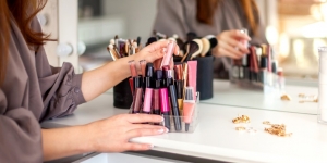 7 Tips Merawat Alat Makeup Agar Tidak Cepat Rusak