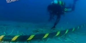 Video Viral Petugas Menyelam ke Dasar Laut Perbaiki Jaringan Kabel Indihome