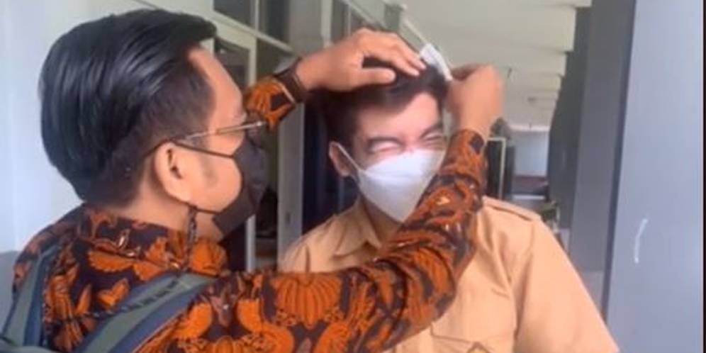 Viral Video Guru Rela Jadi Hair Stylist Agar Muridnya Tampak Rapi