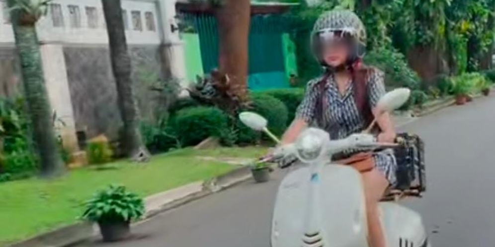 Viral Beli Tempe Pakai Vespa 946 Dior, Netizen: Pakai Masker, Mbak!