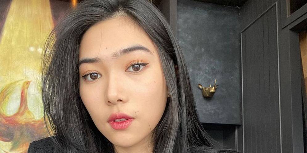 Pakai Jins Sobek, Outfit Isyana Sarasvati Ternyata Rp72 Juta