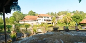 Masih Lengkap Isinya, Begini Potret Hotel Mewah Nan Luas Terbengkalai di Bogor
