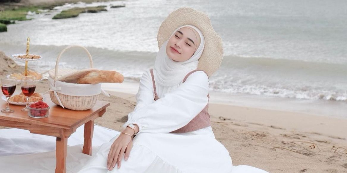 Referensi Outfit ke Pantai untuk Hijabers