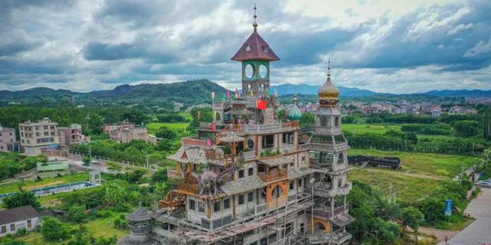 Petani Desa Bangun Istana Rp33 Miliar, Bentuknya Susah Dipahami Orang Biasa