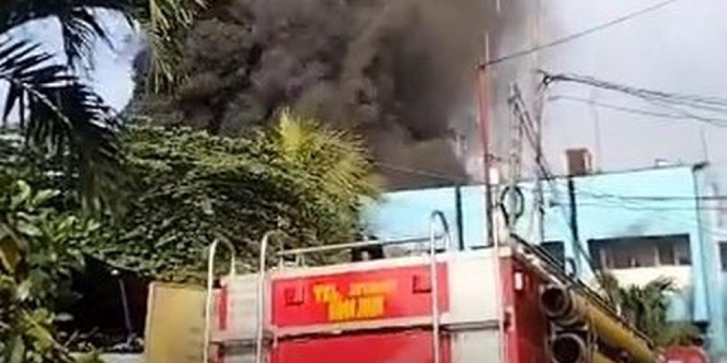 Gardu Induk PLN di Kebon Jeruk Terbakar Hebat, Listrik Sejumlah Kawasan DKI Padam