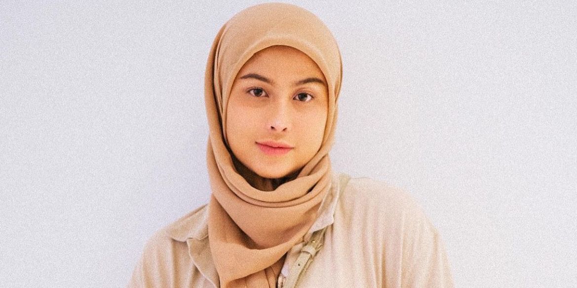 Pesona Awkarin dalam Balutan Hijab Krem, Cantik dan Kalem