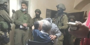 Foto Viral Pelukan Terakhir Pemuda Palestina ke Ayah Difabel Sebelum Dibawa Tentara Israel