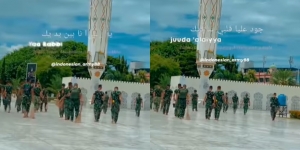 Aksi Prajurit TNI Bersih-Bersih di Masjid Raya Baiturrahman Aceh Jadi Sorotan Netizen