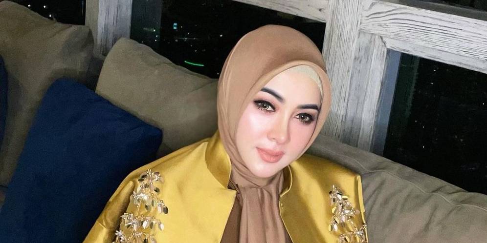 Pakai Sepatu Kristal Mewah, Syahrini Tampil ala Cinderella