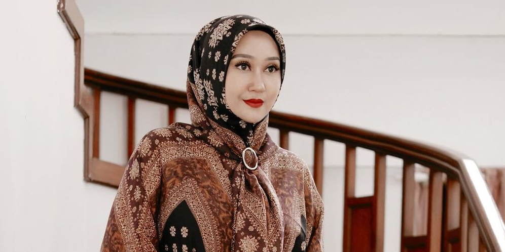 Gaya Elegan Dian Pelangi Sulap Kerudung Jadi Atasan Batik